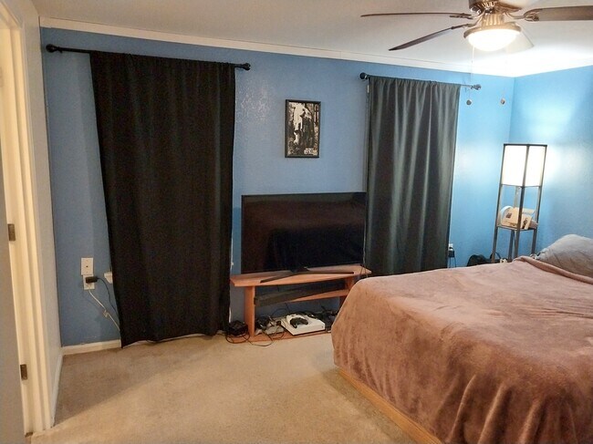 1er dormitorio - 9815 Holly Dr Unidad A112