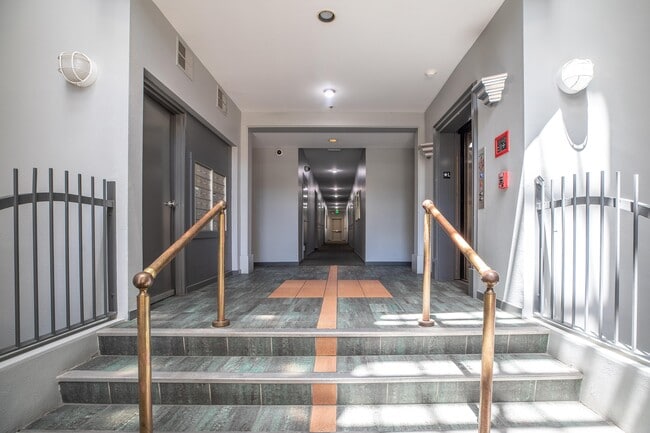 Photo - 97 E Saint James St Unidad 47