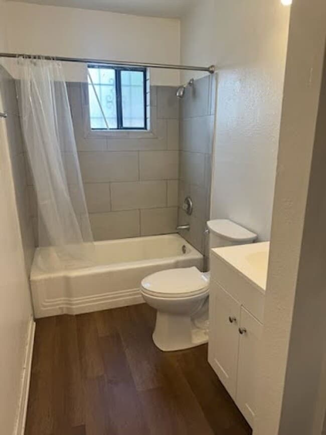Building Photo - 305 Wisconsin St NE Unit C