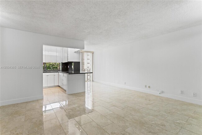 Photo - 17021 N Bay Rd Unidad 429