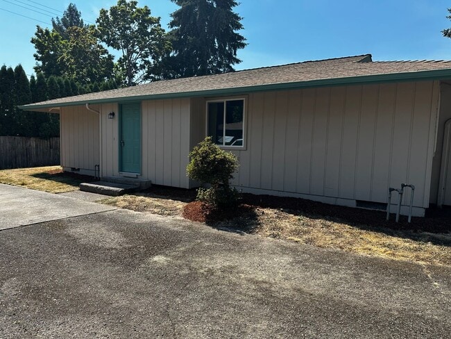 Building Photo - 1770 NW Forestgreen Ave