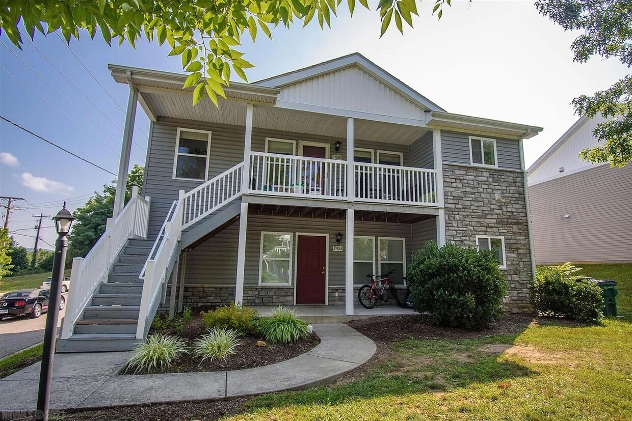Charming 3-Bedroom Townhome with Private E... - Charming 3-Bedroom Townhome with Private E...