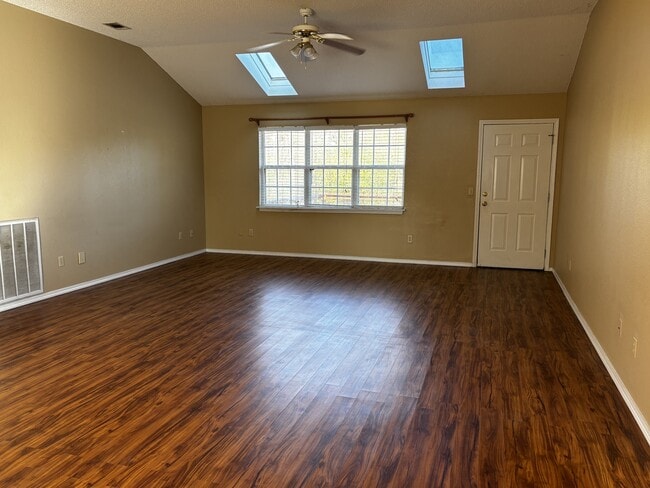 Photo - 18 Fairbrook Ln