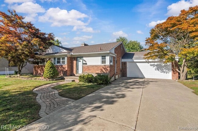 Building Photo - 25152 Fairway Dr