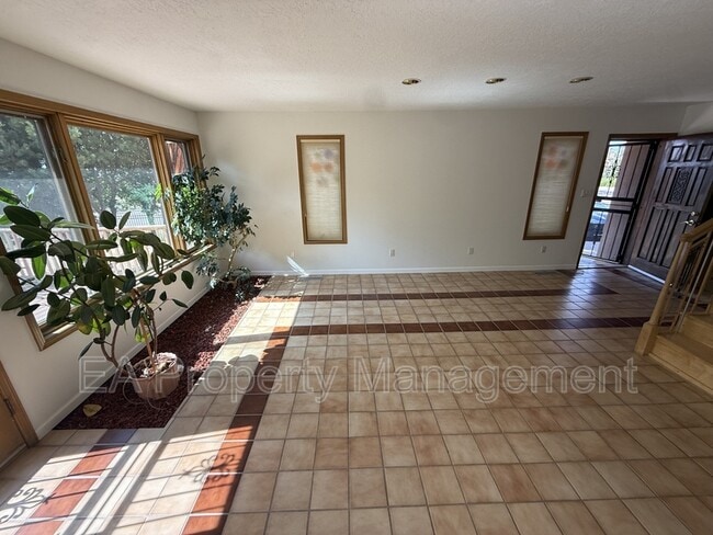 Photo - 500 Oakwood Pl NE
