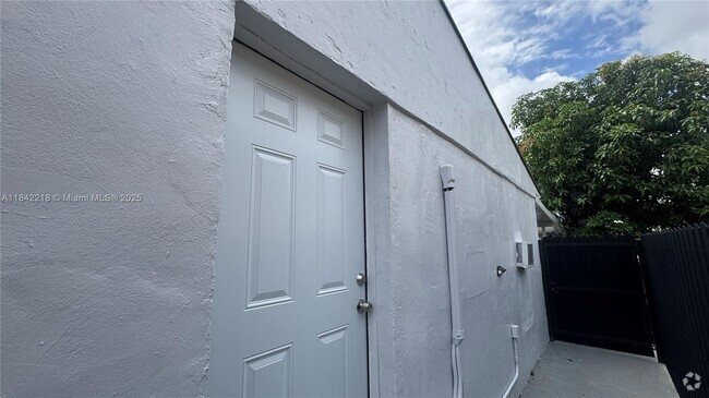 Building Photo - 2731 NW 100th St Unit B Rental