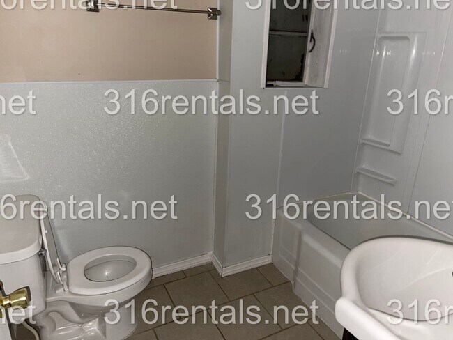 Photo - $650 - 1 bed 1 bath - Duplex Unit 104 E 14th St