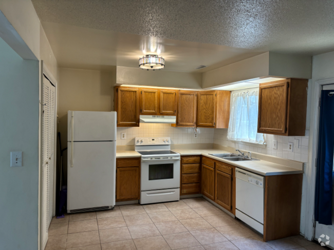 Building Photo - 892 Riverbend Rd Rental