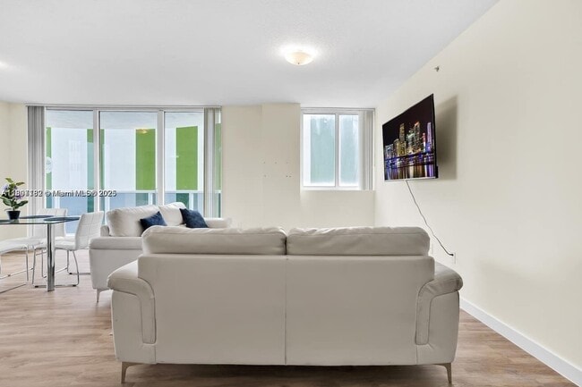 Photo - 601 NE 23rd St Unidad 703