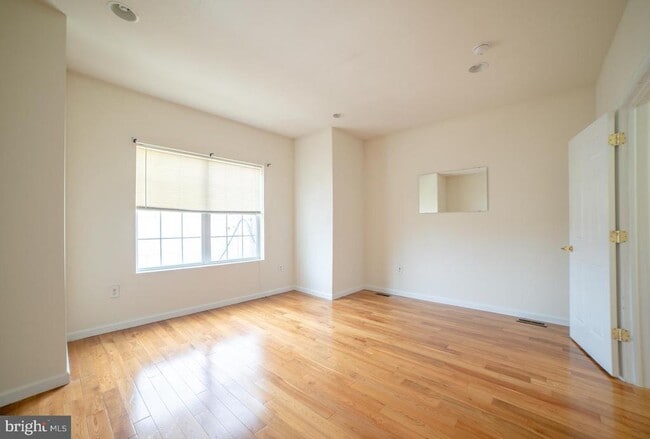 Building Photo - 1830 N 16th St Unit 2