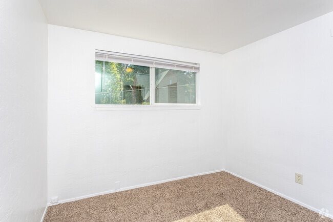 2BR, 1BA - 700SF