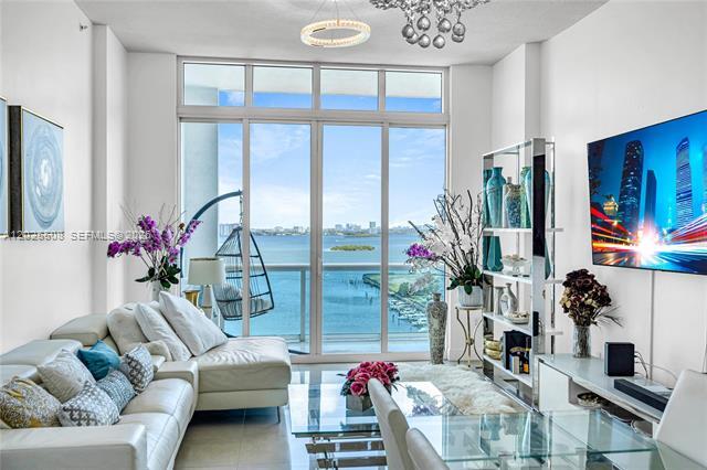 Building Photo - 7900 Harbor Island Dr Unit PH14