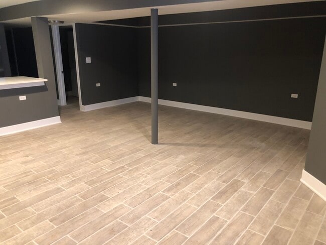 LIVING ROOM VIEW 2 UNFURNISHED - 4836 S Michigan Ave Unidad Furnished Garden