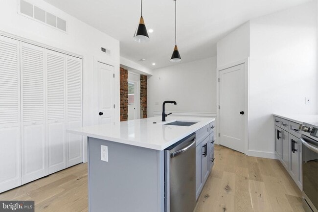 Building Photo - 2724 E Somerset St Unit 2