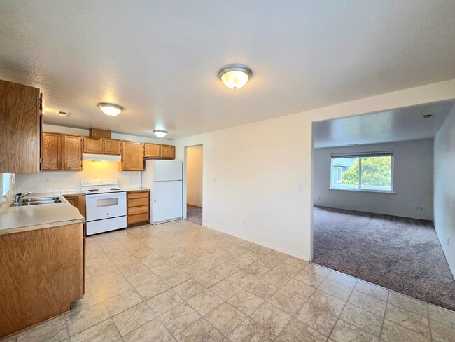 Building Photo - 1409 Maple St Unit #2