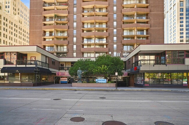 $1,495.95 - 1 Bed, 1 Bath Condo in Downtown Denver with Central AC, and Building amenities.