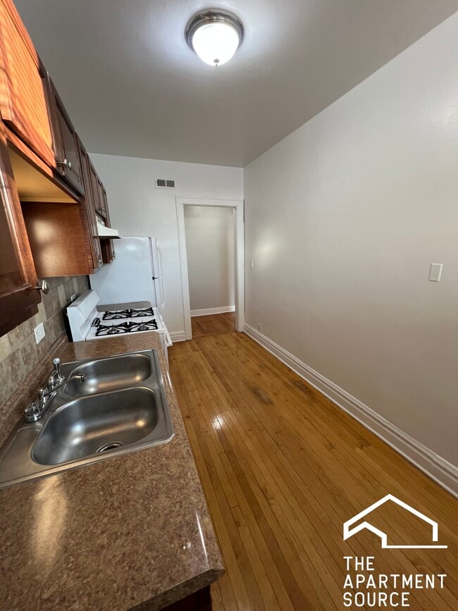 Photo - 2140 Clarence Ave Unit 2S