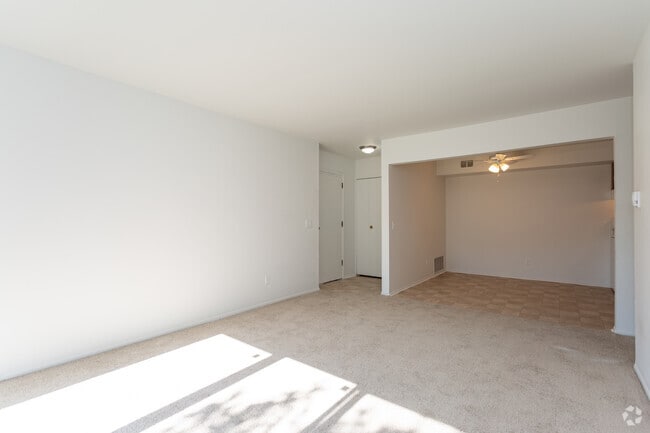 2 BR, 2 BA - 920 SF