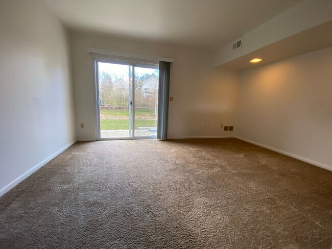 Photo - 733 Hemlock Square