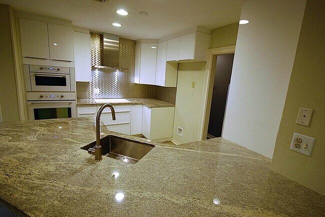 Photo - 986 Chamboard Ln