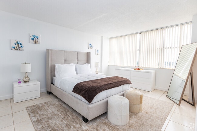 Photo - Grand Island Square