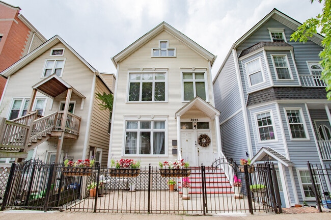 Building Photo - 3044 N Leavitt St Unit 1 Rental