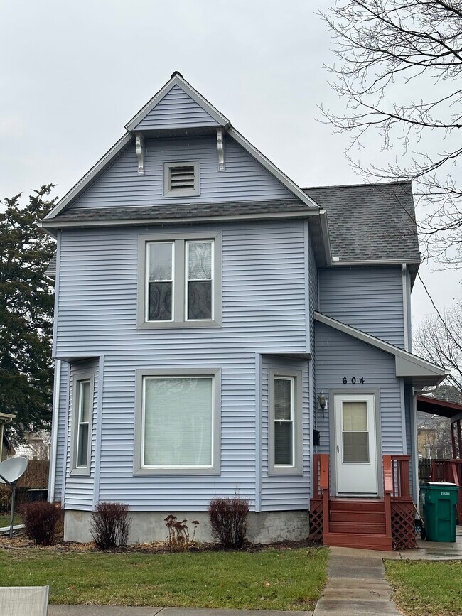 604 West Union--- upstairs apartment - 604 W Union St Apartments Unit 2