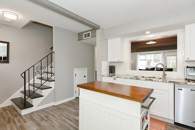 Photo - 202 Windsor Dr N