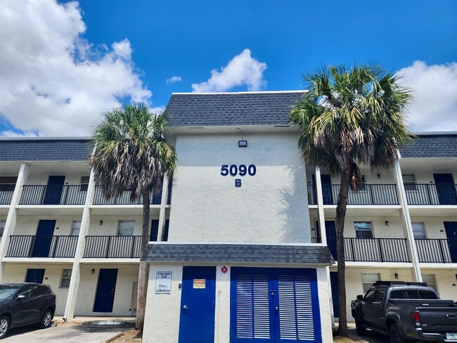 Building Photo - 5090 SW 64th Ave Unit 204