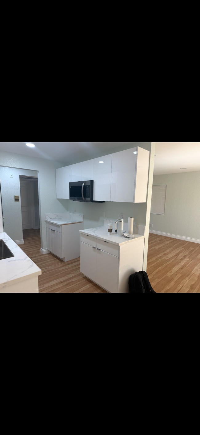 Building Photo - 7439 Woodman Ave Unit 44
