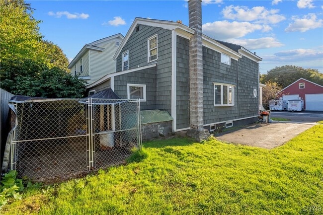 Photo - 235 W 6th St