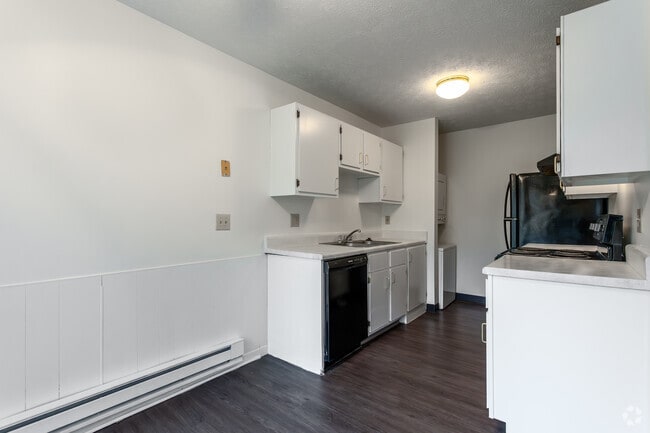 2BR, 1 BA - 853 SF - Kitchen (The Calgary) - Mallards Landing