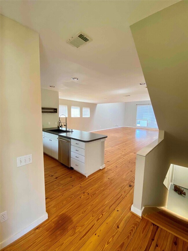 Photo - 823 Robin St