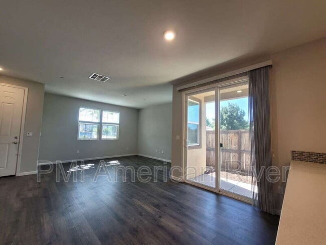 Photo - 3238 Chelmer Way