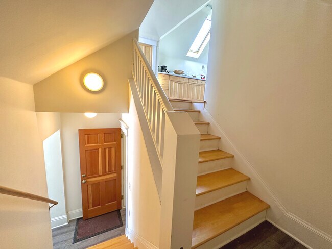 211 Wilder St N Unidad Third level apartment