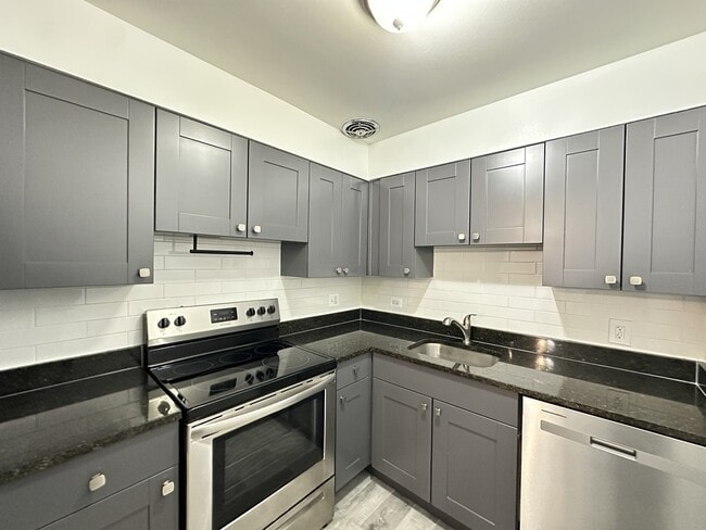 Photo - 3825 N Pine Grove Ave Unidad 203