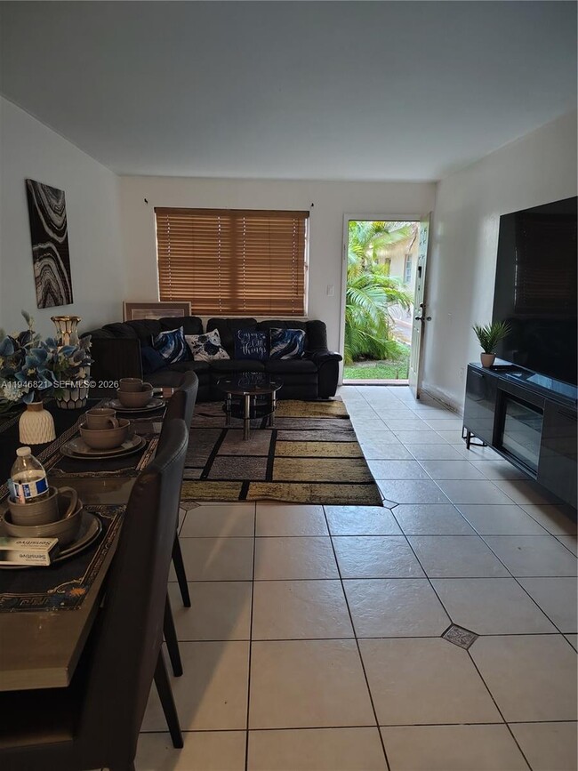 Building Photo - 1350 NE 119th St Unit 135006