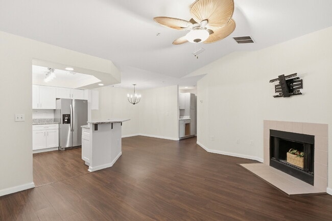 Building Photo - "Discover Coastal Comfort: Spacious 2-Bed, 2-Bath Condo at Summer House, Hilton Head Island!" Unit Apt. J35