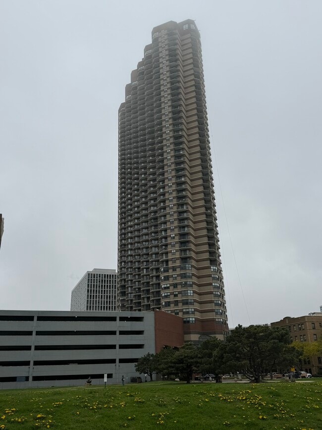 Building Photo - 3660 N Lake Shore Dr Unit 915