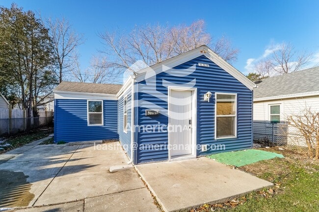 Photo - 2046 Russet St