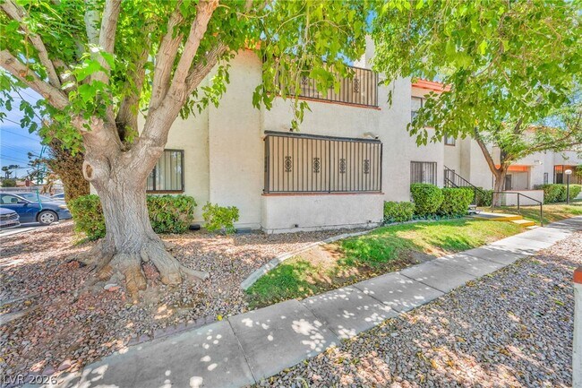 Photo - 1701 E Katie Ave Unidad 1