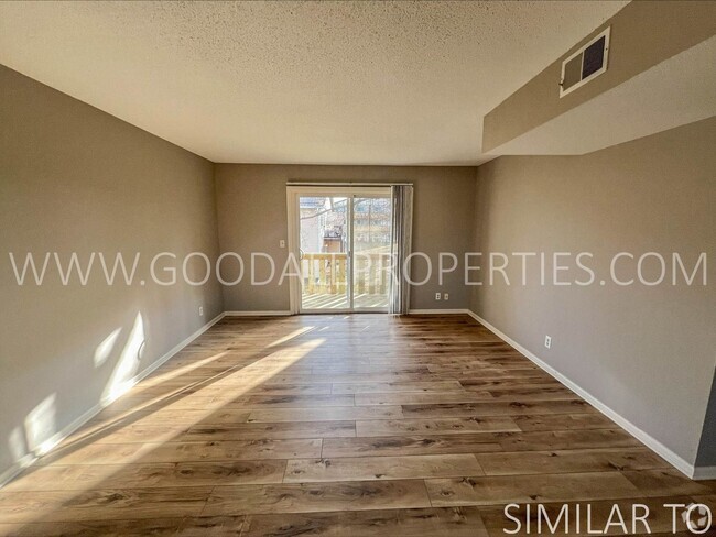 Building Photo - 2 bedroom 1 full bath ground level condo w...