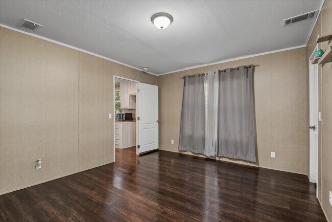 Photo - 211 Woodstock