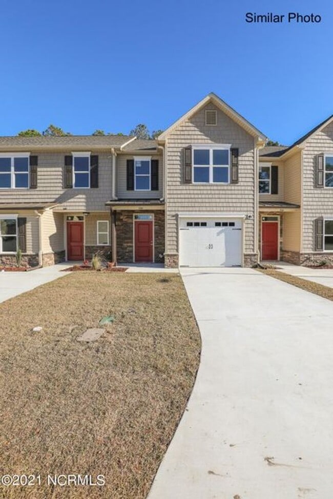 Building Photo - Townhome in Boyington W/GARAGE in Boyington Place!