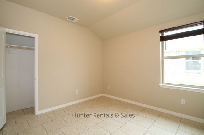 Photo - Loaded With Amenities!