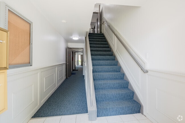 Building Entrance - WOODHUES APARTMENTS - Ideal Farmington Hil...