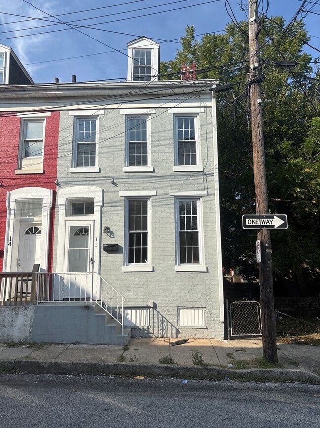 Building Photo - 2-3 Bedroom 1 Bath House-York City SD