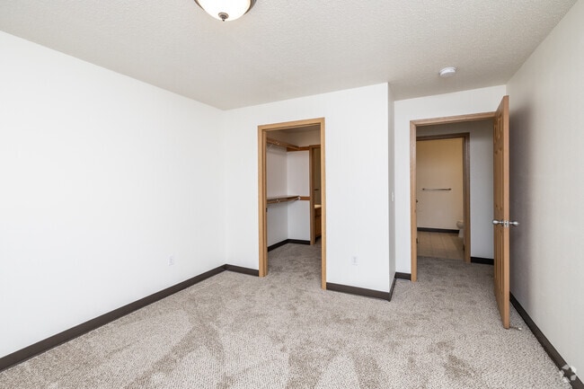 2 habitaciones, 2 baños, 1064 pies cuadrados, dormitorio principal