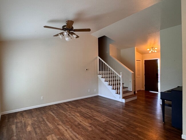 Building Photo - Selah 4 bedroom 3 Bathroom Double Garage, Fenced Yard