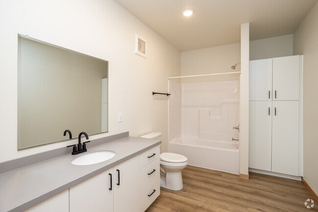 3BR, 2BA - 1,296SF - Primary Bathroom